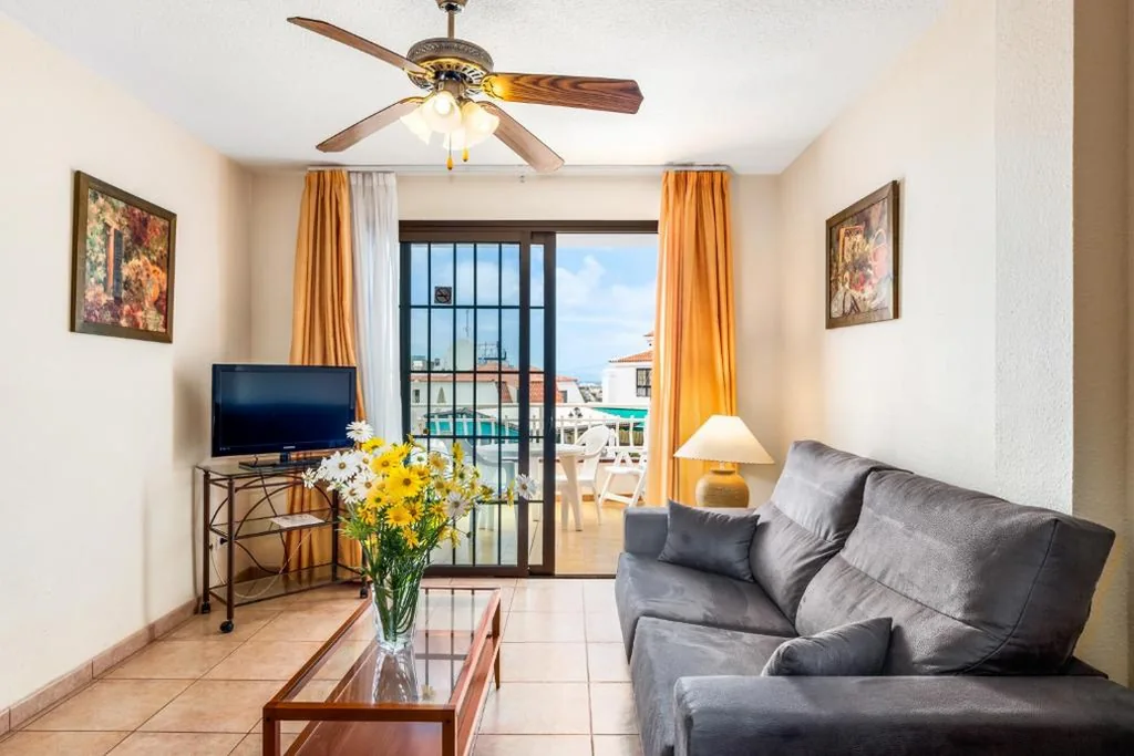 One-Bedroom Sunny Large Apartment with Pool View — Club Tenerife Apartments