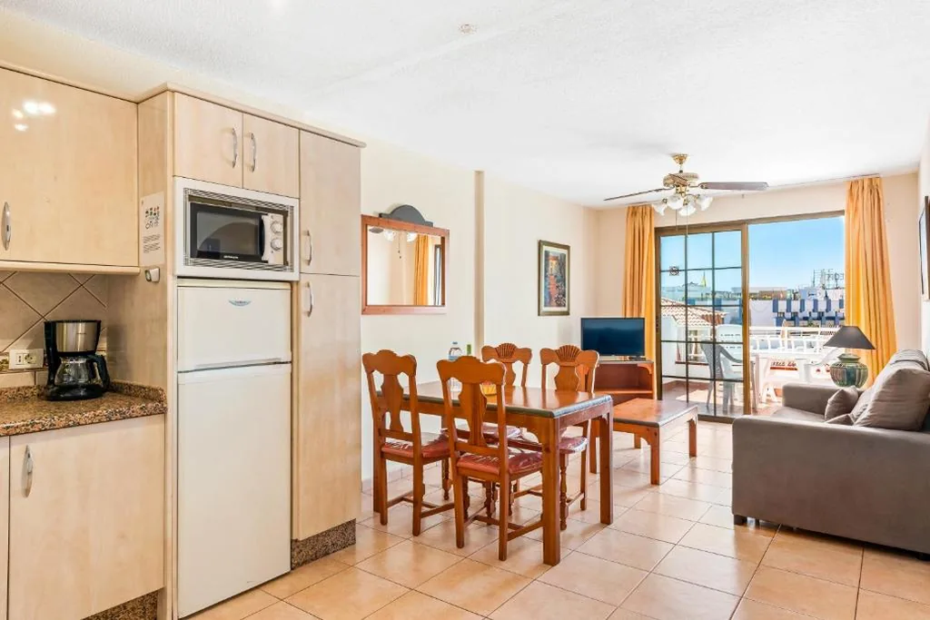 Two-Bedroom Sunny Apartment with Pool View — Club Tenerife Apartments