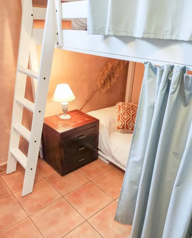 Posto letto in dormitorio misto con 6 letti — Coco Surfhouse - Coworking Coliving