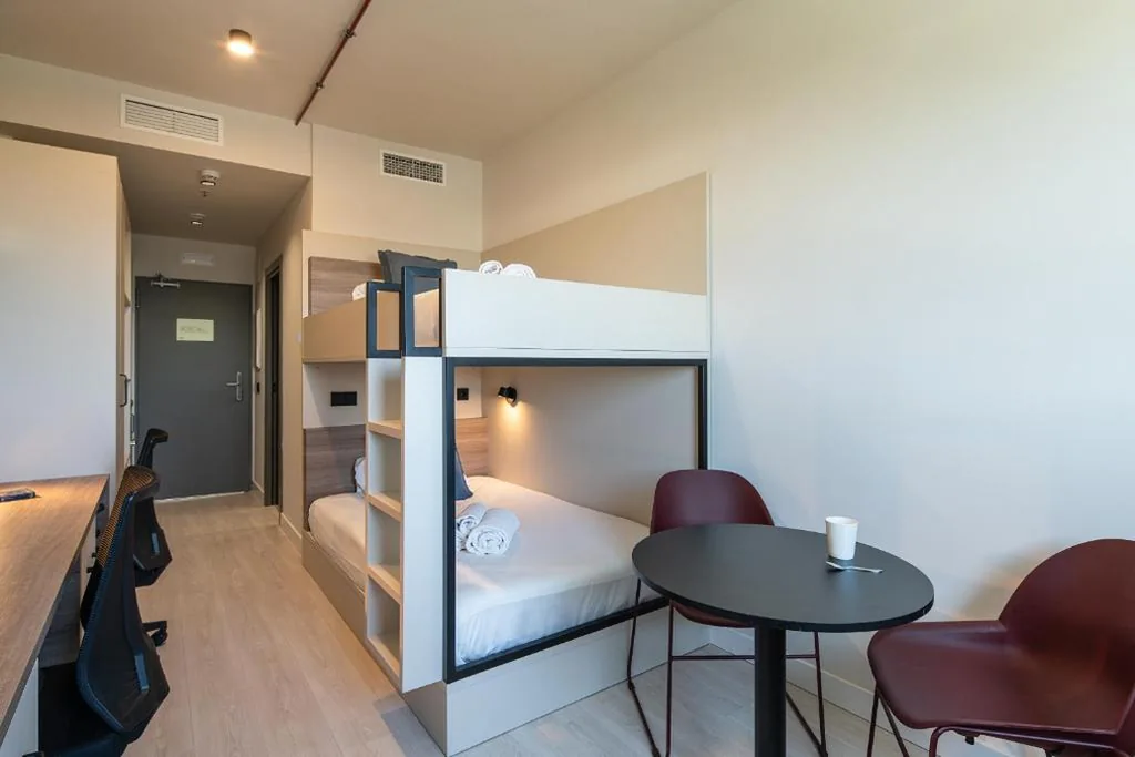Doppelzimmer mit eigenem Bad — Codomo Living Granada