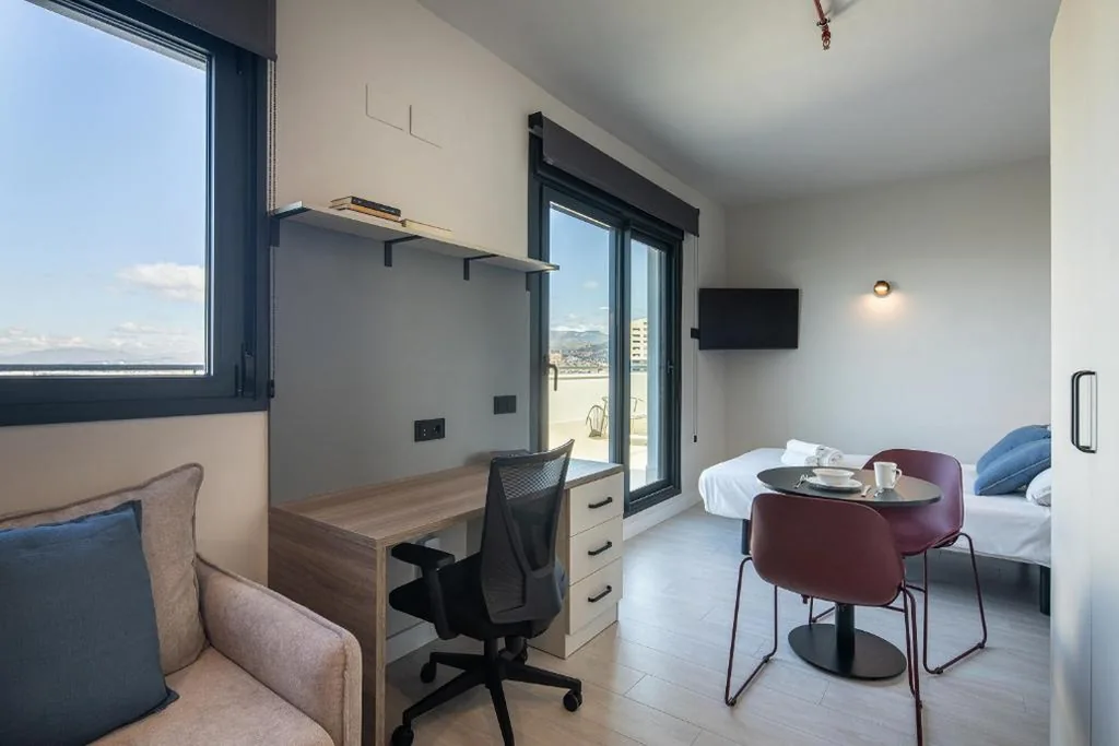 Doppelzimmer Deluxe mit Balkon — Codomo Living Granada