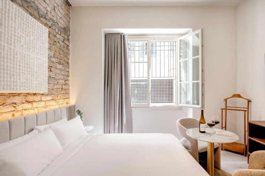 Deluxe Large Studio Ground Floor (accessible) — Coeo Frailes Design Apartments