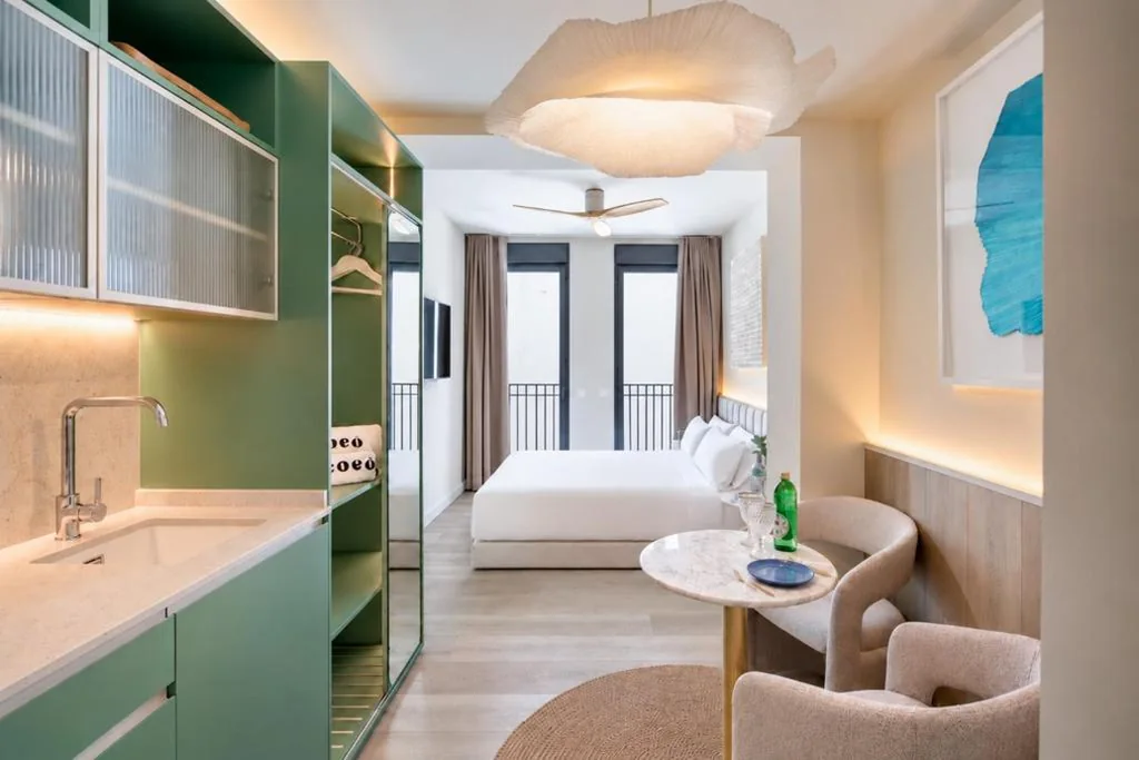 Estudio clásico con vistas al patio interior — Coeo Frailes Design Apartments