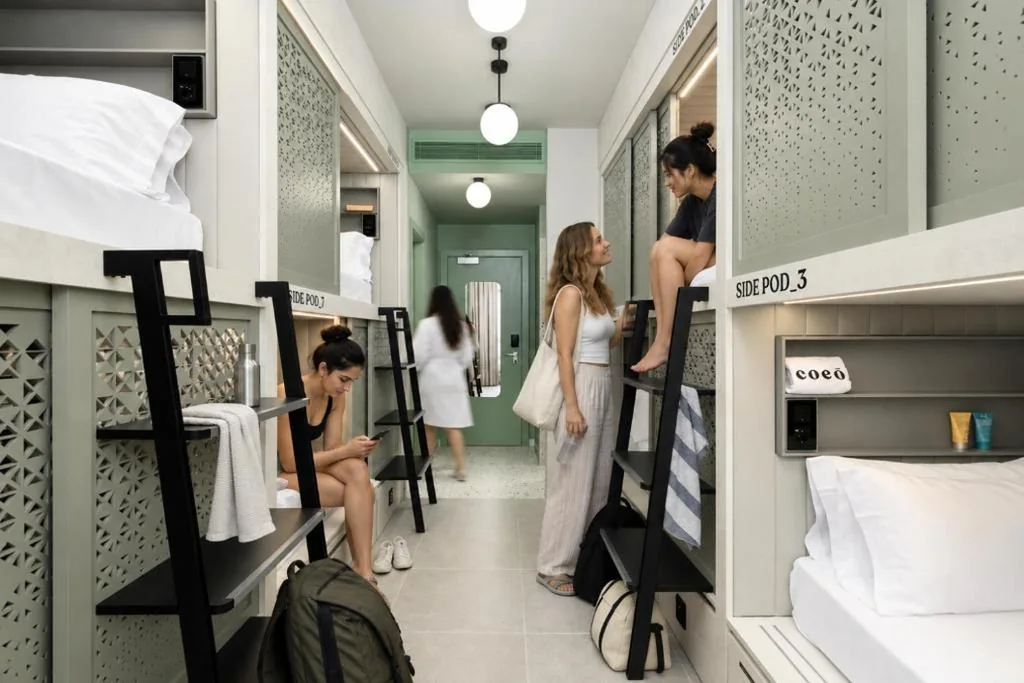 女性専用8ベッドドミトリーのベッド — Coeo Hernan Ruiz Rooftop Pool Hostel