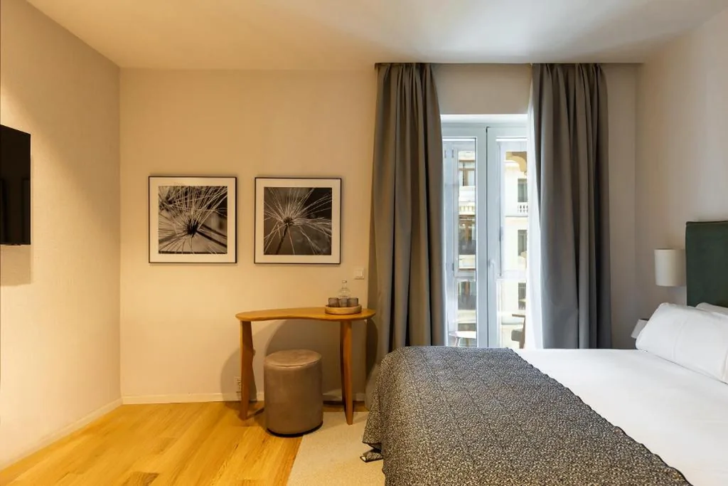 Habitación Doble Deluxe con cama supletoria — Colectia Stays Gran Vía