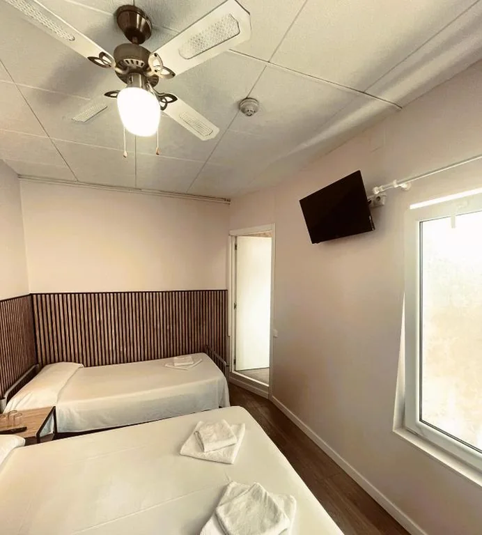 Camera tripla con bagno privato — COLIBRI