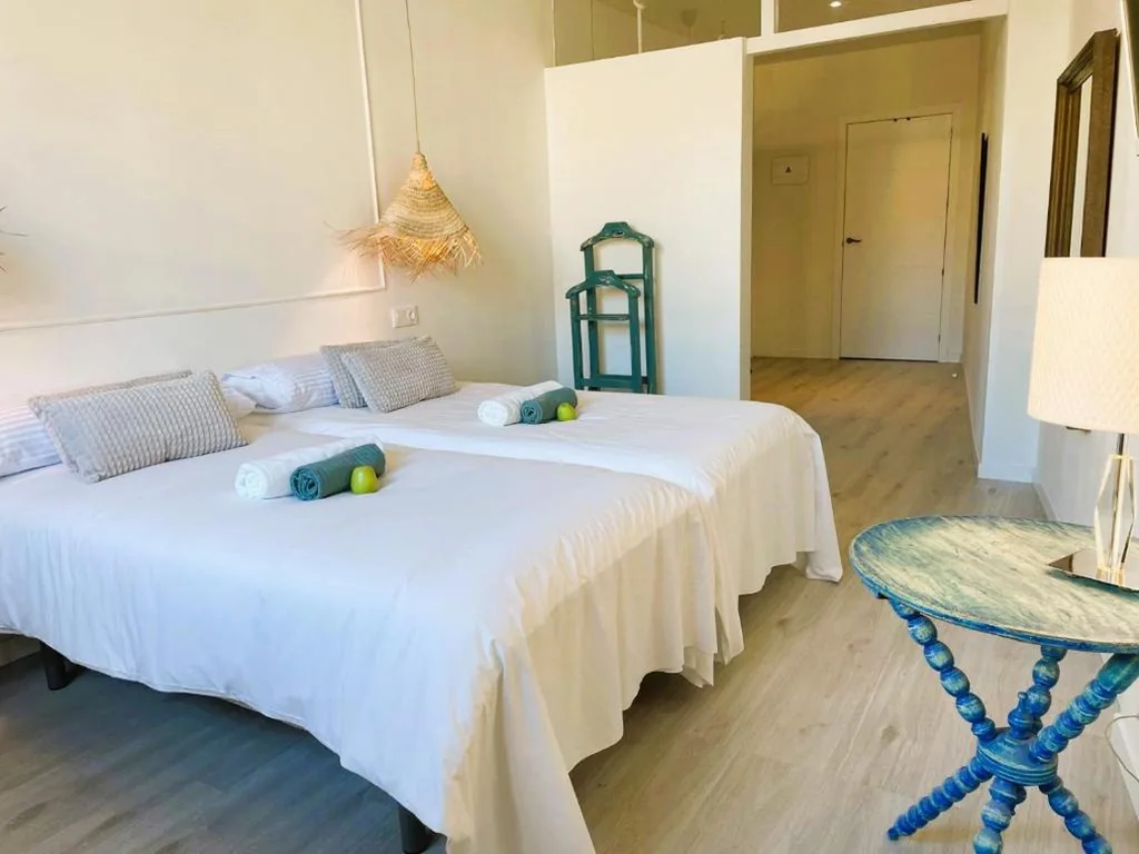 Chambre Double Deluxe avec douche — COLLECTION PORT - B&B Boutique , Alicante Center