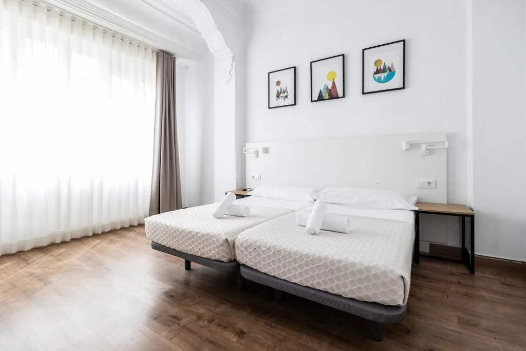 Habitación Doble con baño privado - 1 o 2 camas — Colón Urban Rooms