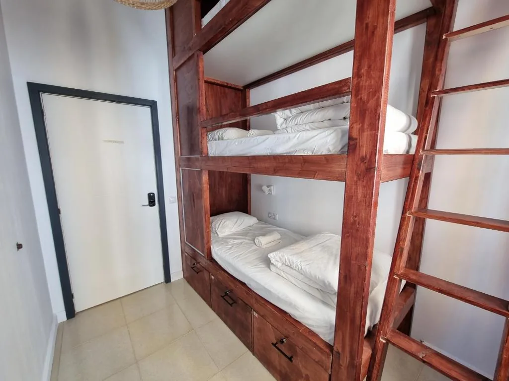 Cama en habitación femenina compartida de 4 camas — Compass House