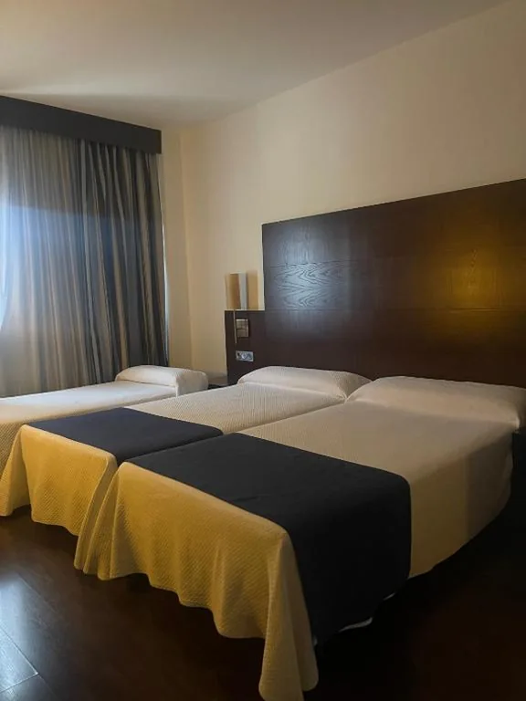 Habitación Doble con cama supletoria - 2 camas — Complejo 24H