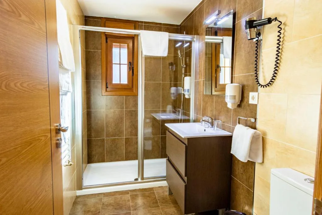 Habitación Doble con vistas a la montaña — Complejo Hotelero La Braña