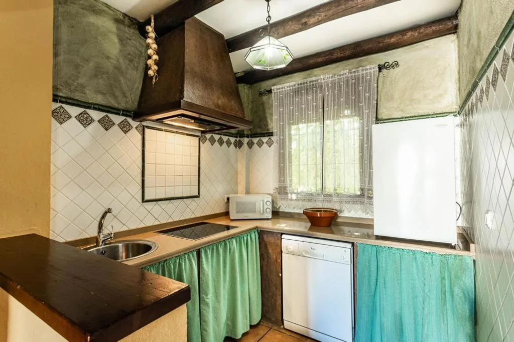 Three-Bedroom Villa (6 Adults) — Complejo turistico El Álamo