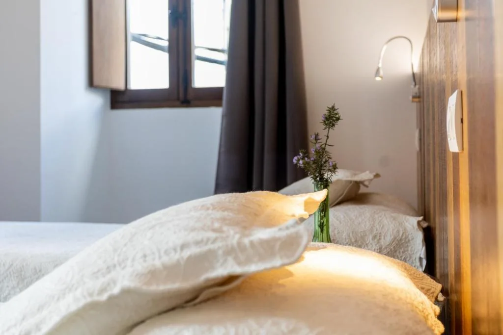 Doppelzimmer mit eigenem Bad – 2 Betten — Complexo Xacobeo