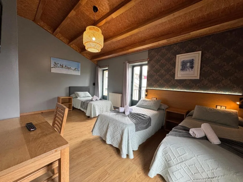Dreibettzimmer mit Bad — Complexo Xacobeo