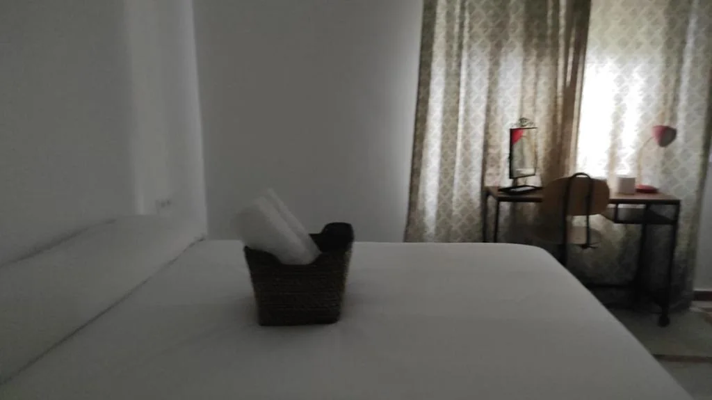 Camera matrimoniale con bagno in comune — Convenient Rooms - Ferry, Train & Bus Station -