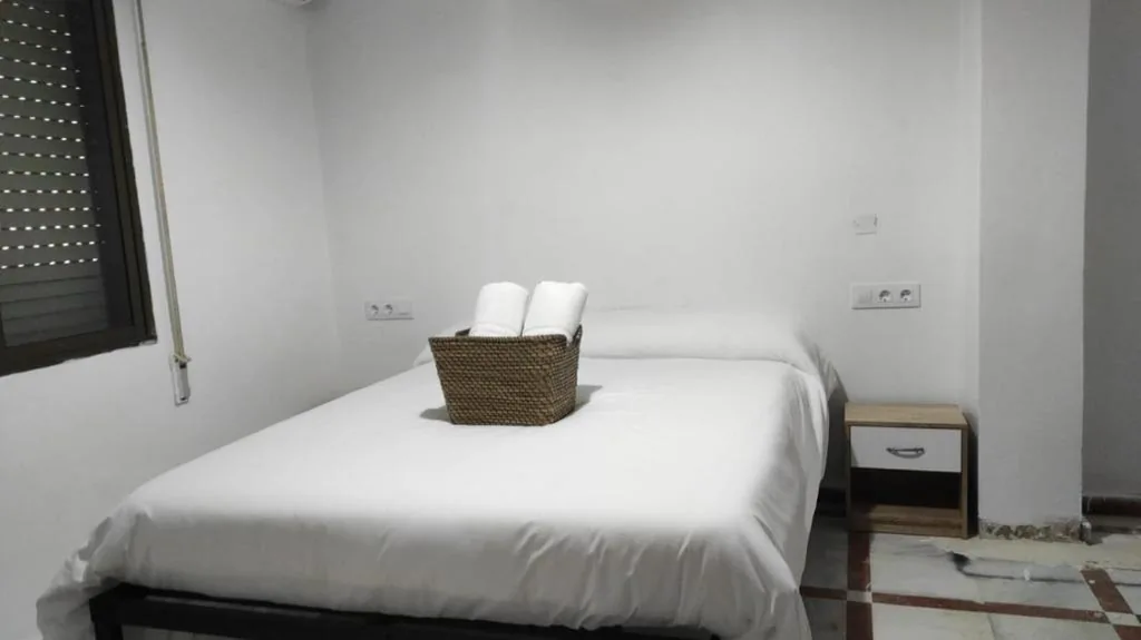 Camera matrimoniale con bagno in comune — Convenient Rooms - Ferry, Train & Bus Station -