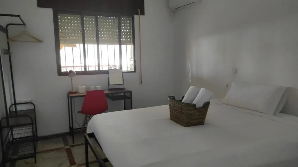 Camera matrimoniale con bagno in comune — Convenient Rooms - Ferry, Train & Bus Station -