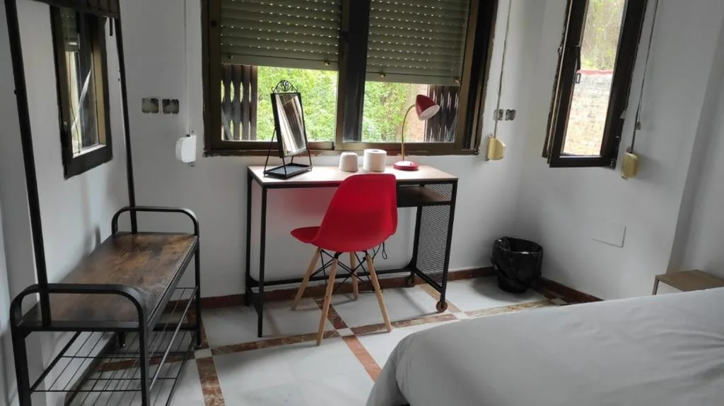 Camera singola con bagno in comune — Convenient Rooms - Ferry, Train & Bus Station -