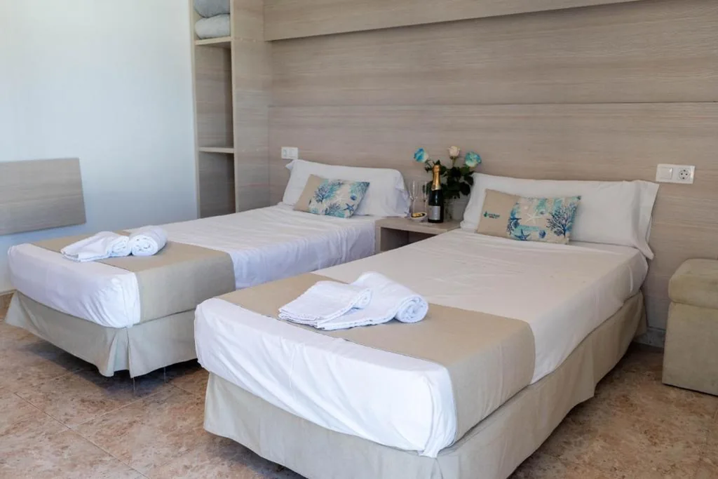Tweepersoonskamer met 2 bedden — Coral beach house & food