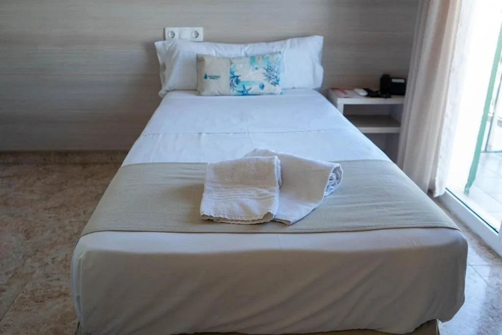 Eenpersoonskamer — Coral beach house & food