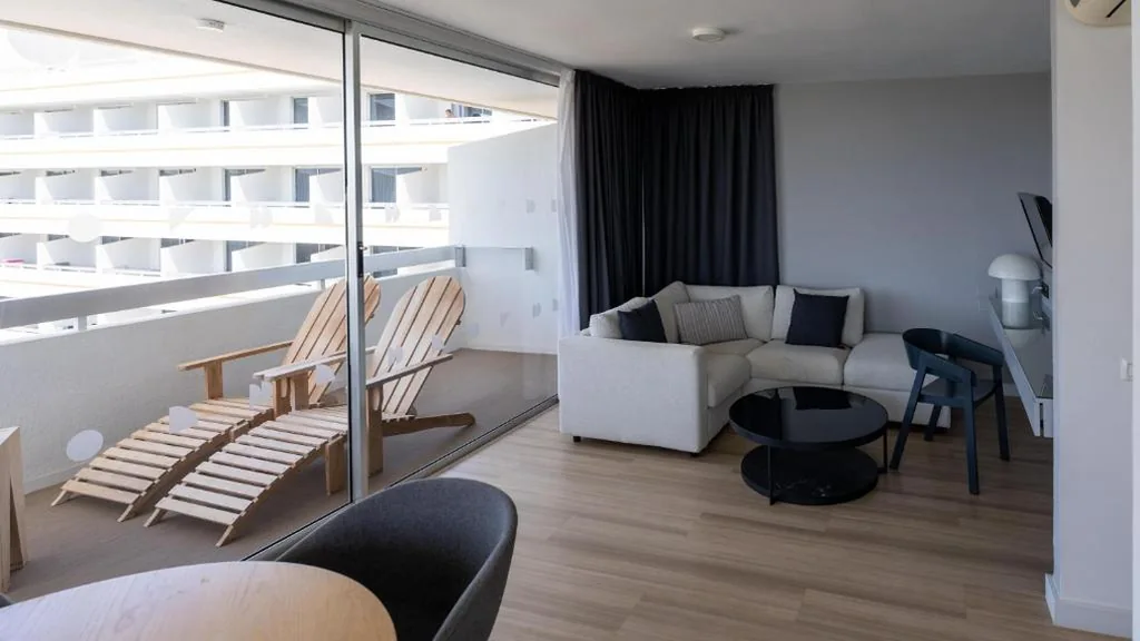 Suite con vistas a la piscina — Coral Suites & Spa - Adults Only