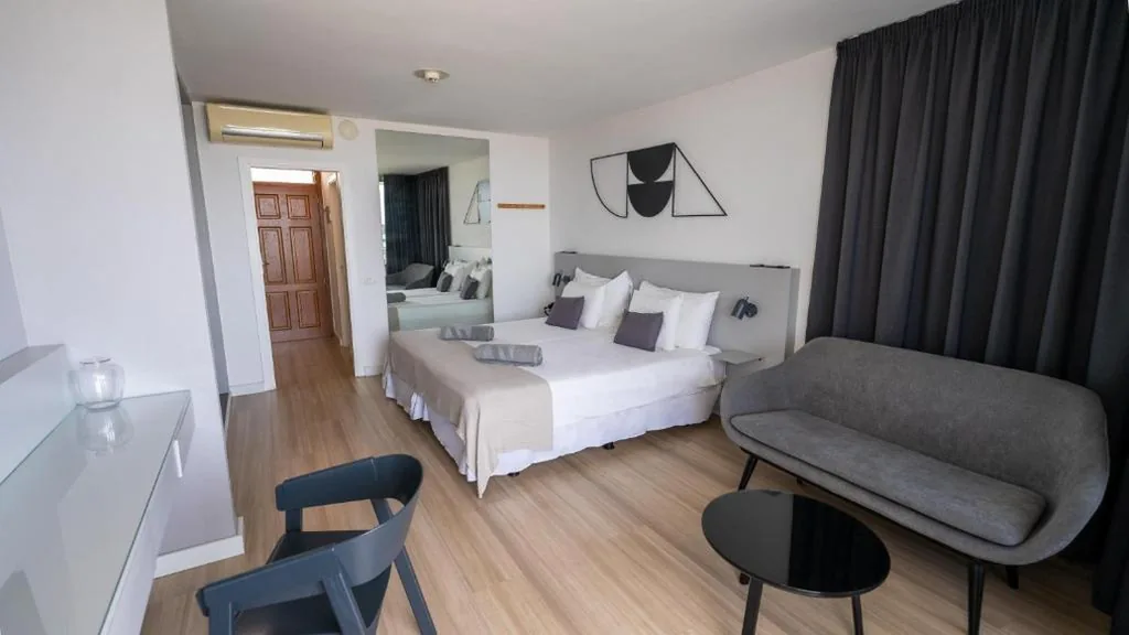Suite Junior con vistas a la piscina (2 adultos) — Coral Suites & Spa - Adults Only