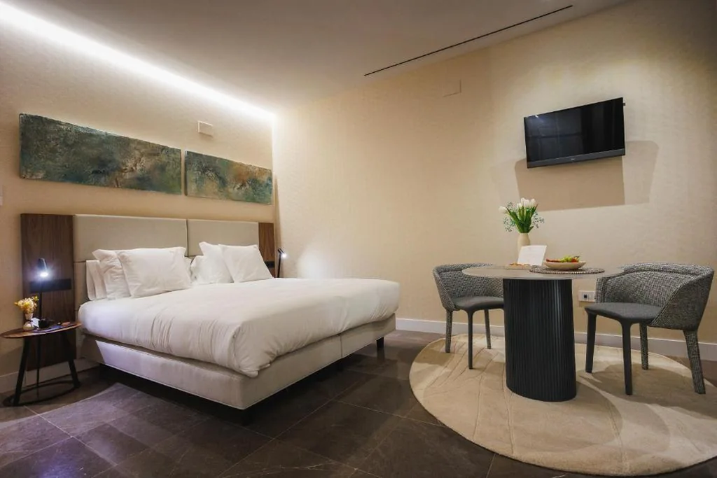 Estudio Deluxe con cama grande — Corral del Carbón GG Luxury Hotel Boutique