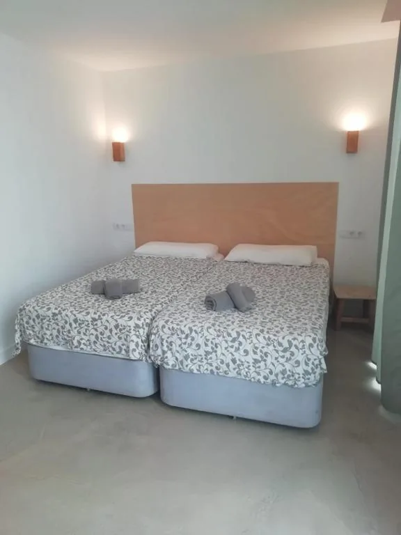 Vierpersoonskamer met eigen badkamer — CORRALEJO SURF HOUSE & SCHOOL only SURF