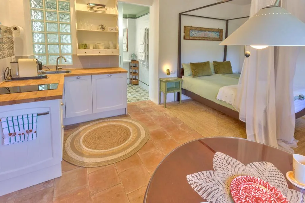 Estudio Deluxe con cama grande — Cortijo El Pino Retreat
