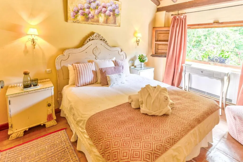 Habitación con cama grande y vistas al jardín — Cortijo El Pino Retreat