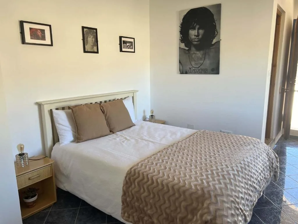 Habitación con cama extragrande y vistas a la montaña — Cortijo La Cueva
