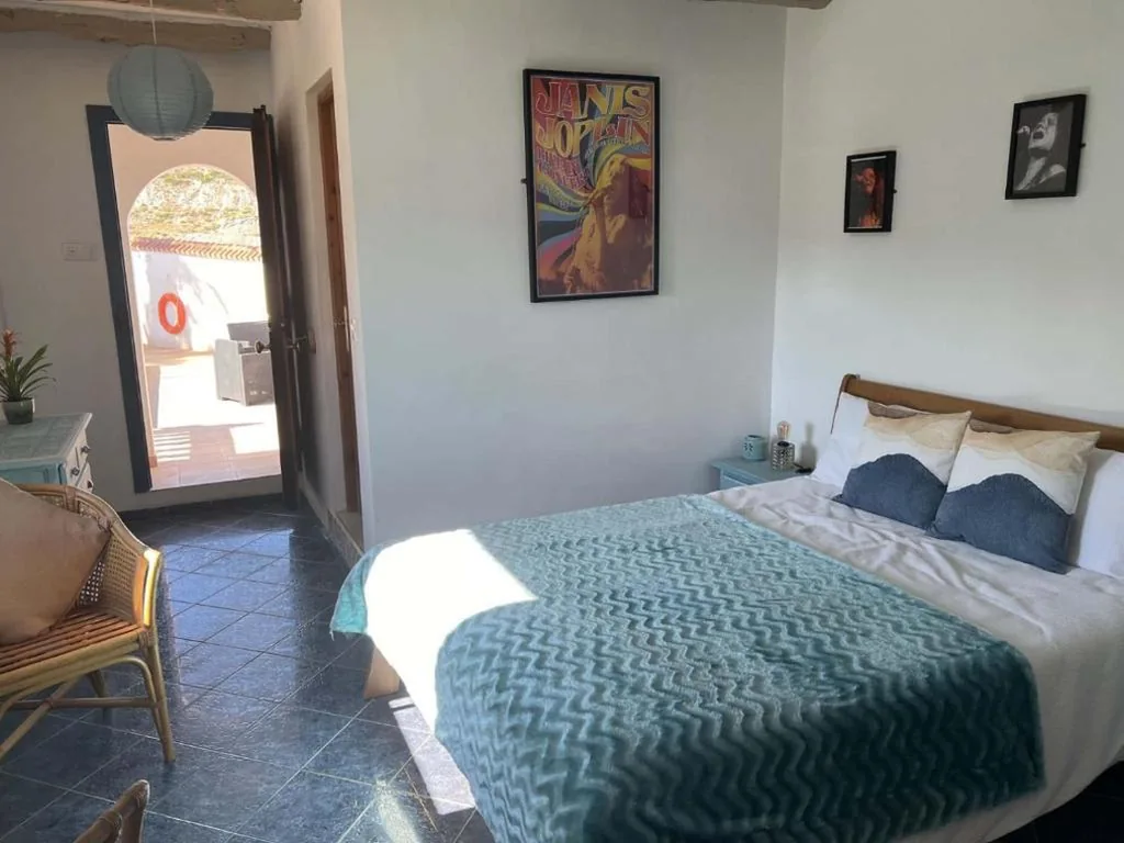 Habitación con cama extragrande y vistas a la piscina — Cortijo La Cueva