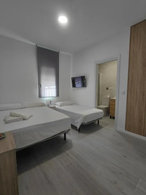 Habitación Triple Confort con ducha — Corvera Guss
