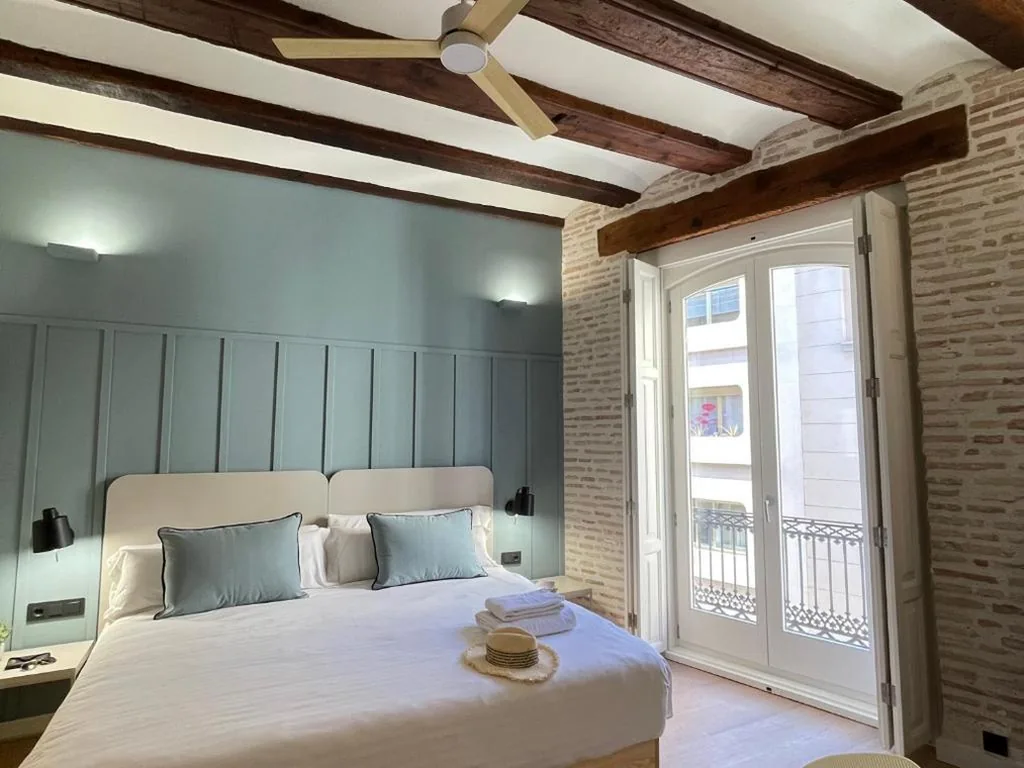 Habitación Doble Deluxe con balcón — Cosy Rooms Embajador