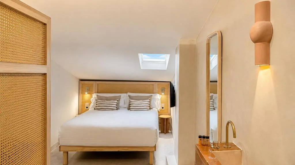 Standard Double Room dormed window — Cosy Rooms Tapinería