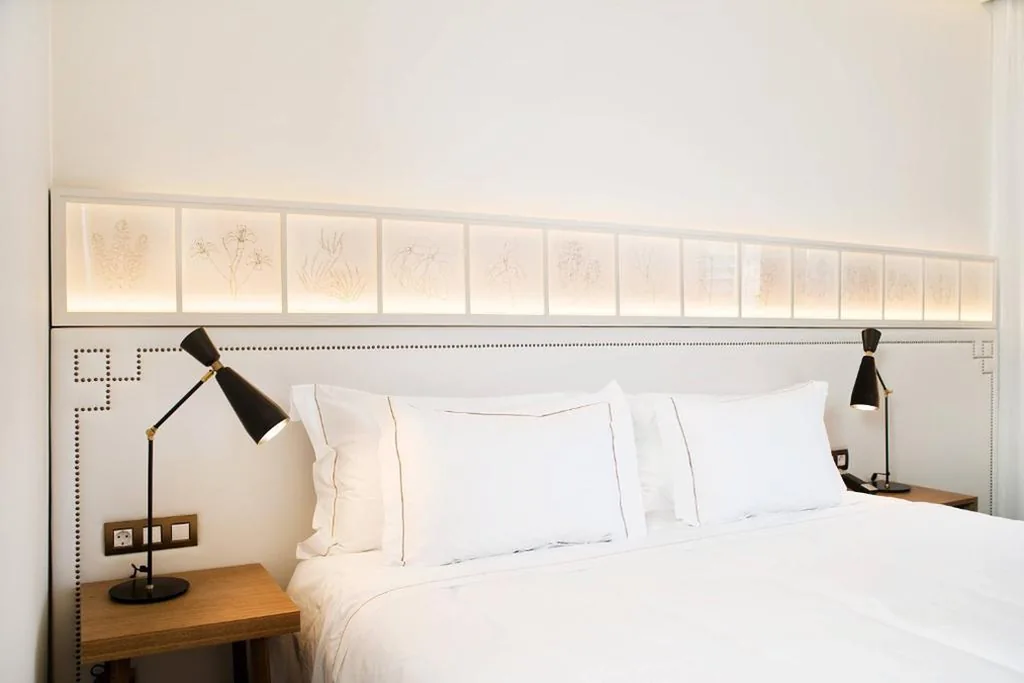 Habitación Cotton con cama extragrande y balcón — Cotton House Hotel, Autograph Collection