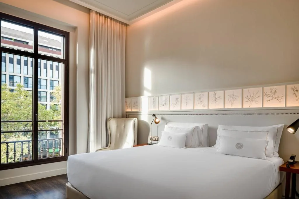 Habitación Madras con cama extragrande — Cotton House Hotel, Autograph Collection