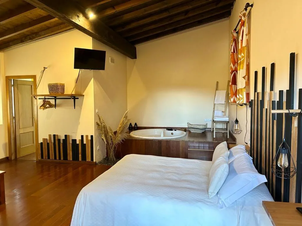 Suite Deluxe avec baignoire spa — Couso Relax