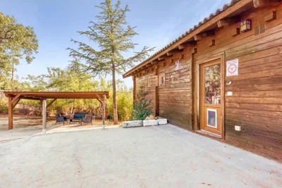 Cozy wood cabin, Casino, Pool, 25 min to Madrid Center — Foto 12