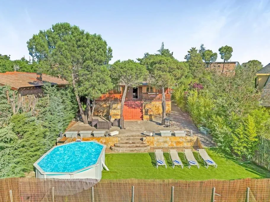 Villa mit 2 Schlafzimmern — Cozy wood cabin, Casino, Pool, 25 min to Madrid Center