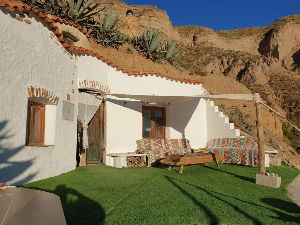 Doppelzimmer mit Parkblick — Creatively designed CaveHouse with jacuzzi