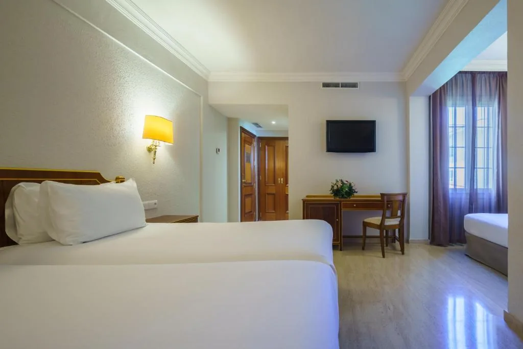 Habitación Cuádruple con aparcamiento — Crisol Jardines de Córdoba