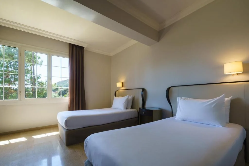 Habitación Triple con aparcamiento — Crisol Jardines de Córdoba