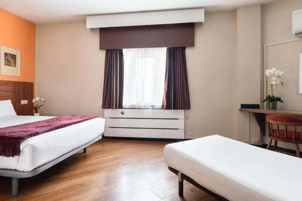 Doppelzimmer mit Zustellbett – 2 Betten — Crisol Quindós