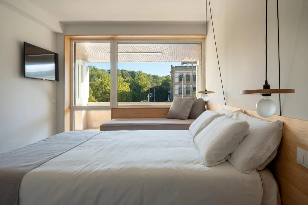 Superior tweepersoonskamer met uitzicht op de stad — Cristina Enea Rooms