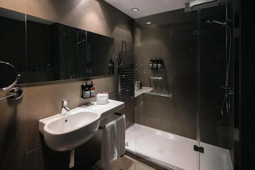 Chambre Standard - 1 grand lit — Crowne Plaza Madrid - Centre Retiro by IHG