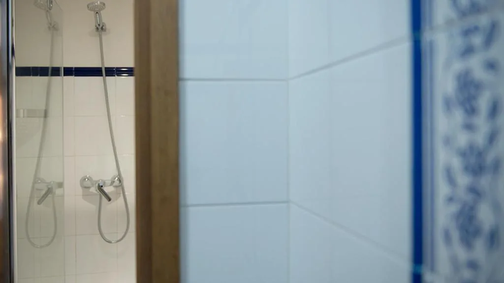 Vierbettzimmer mit eigenem Bad — Crux Albergue