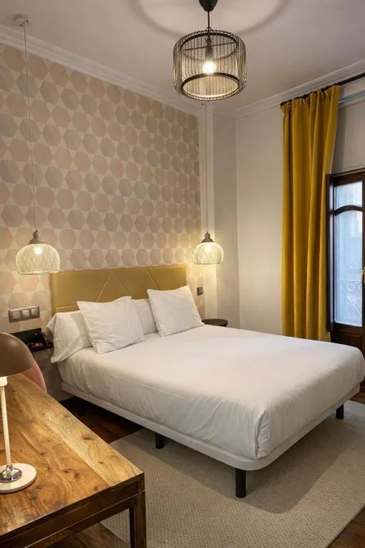 Standardzimmer mit großem Doppelbett — Cuatro Caminos Rooms