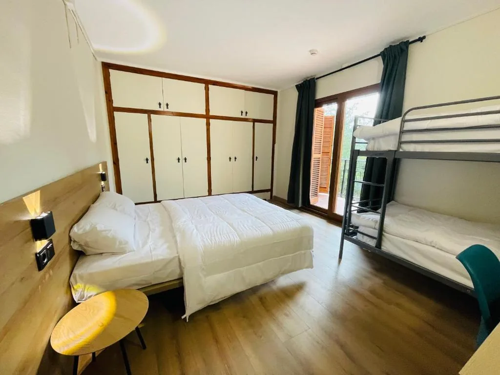 Camera quadrupla con bagno in comune — Cubez Viladrau by Dynamic Hotels