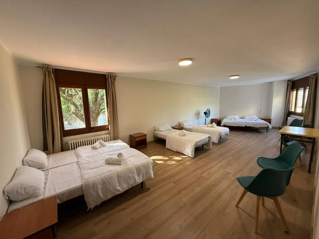 Camera familiare con bagno in comune — Cubez Viladrau by Dynamic Hotels